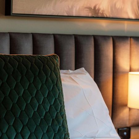 Peppers Marysville Bagian luar foto A bed with a green headboard