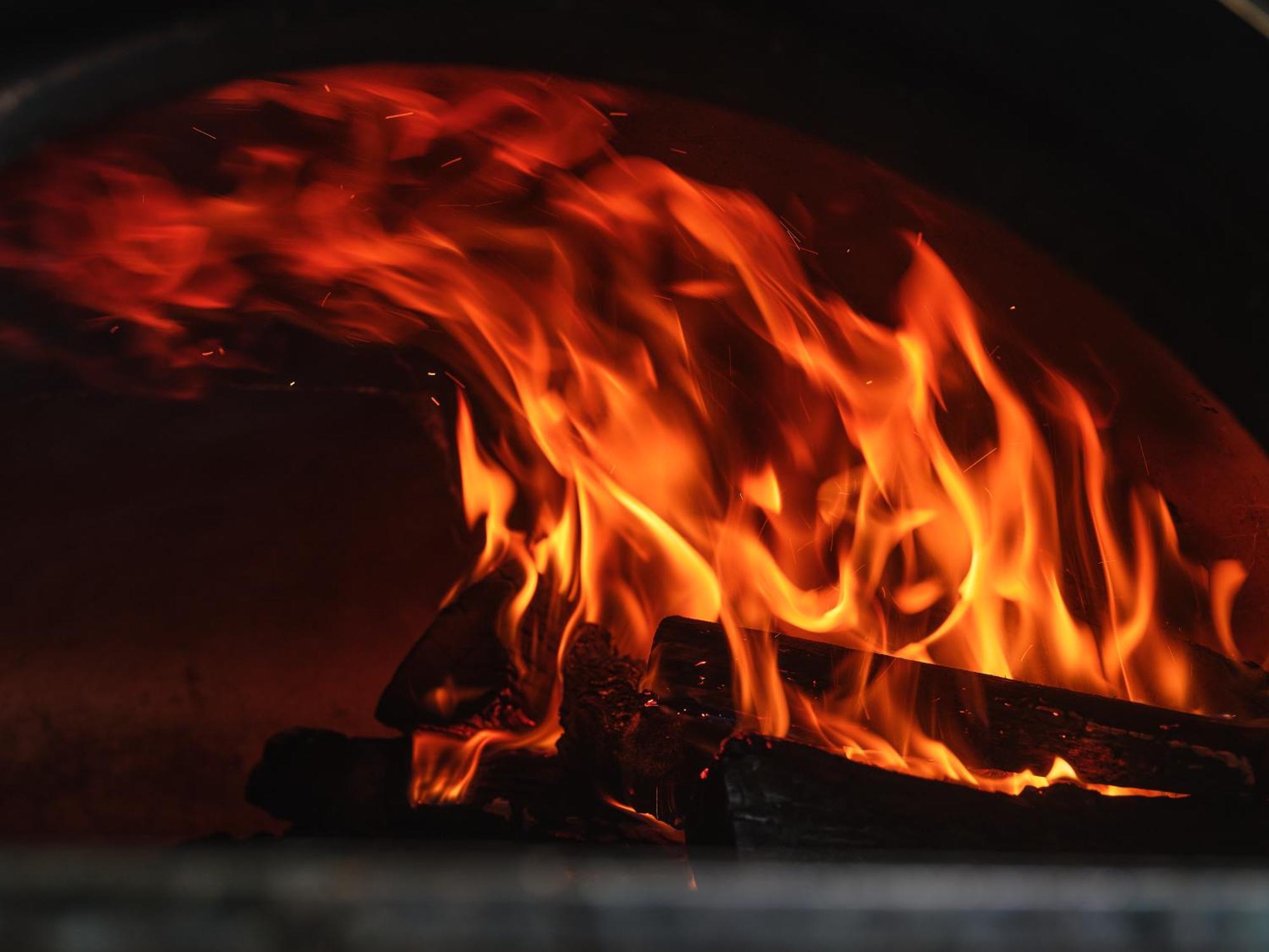 Peppers Marysville Bagian luar foto Wood burning in a wood-fired oven