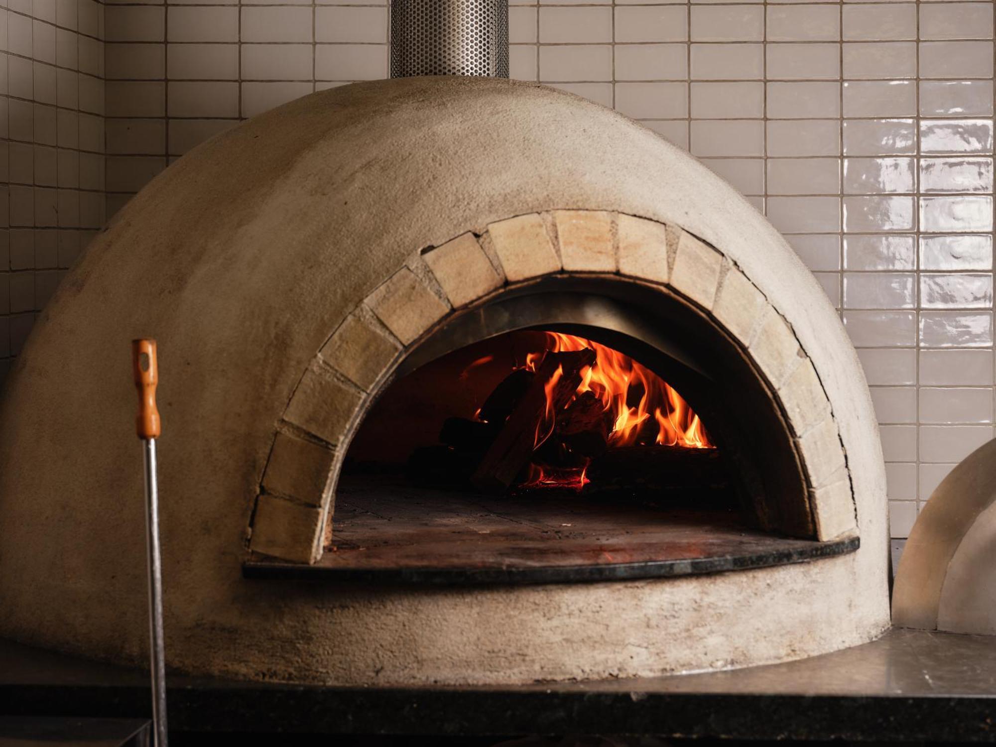 Peppers Marysville Bagian luar foto Wood-burning brick oven