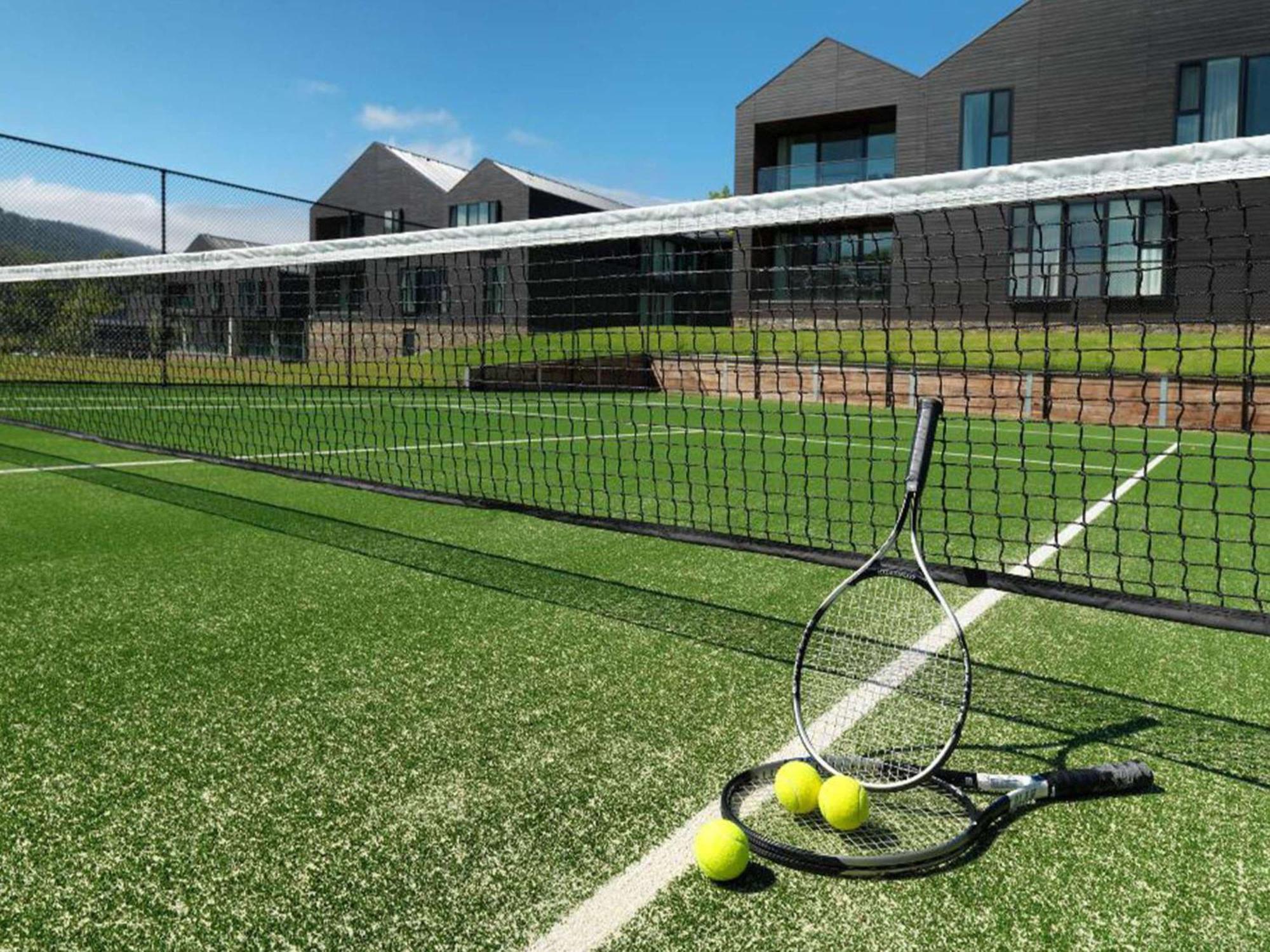 Peppers Marysville Bagian luar foto Tennis balls and racket on a tennis court