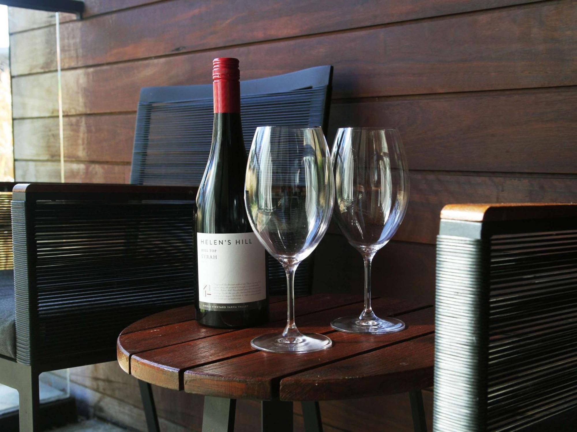 Peppers Marysville Bagian luar foto A bottle of wine and two wine glasses