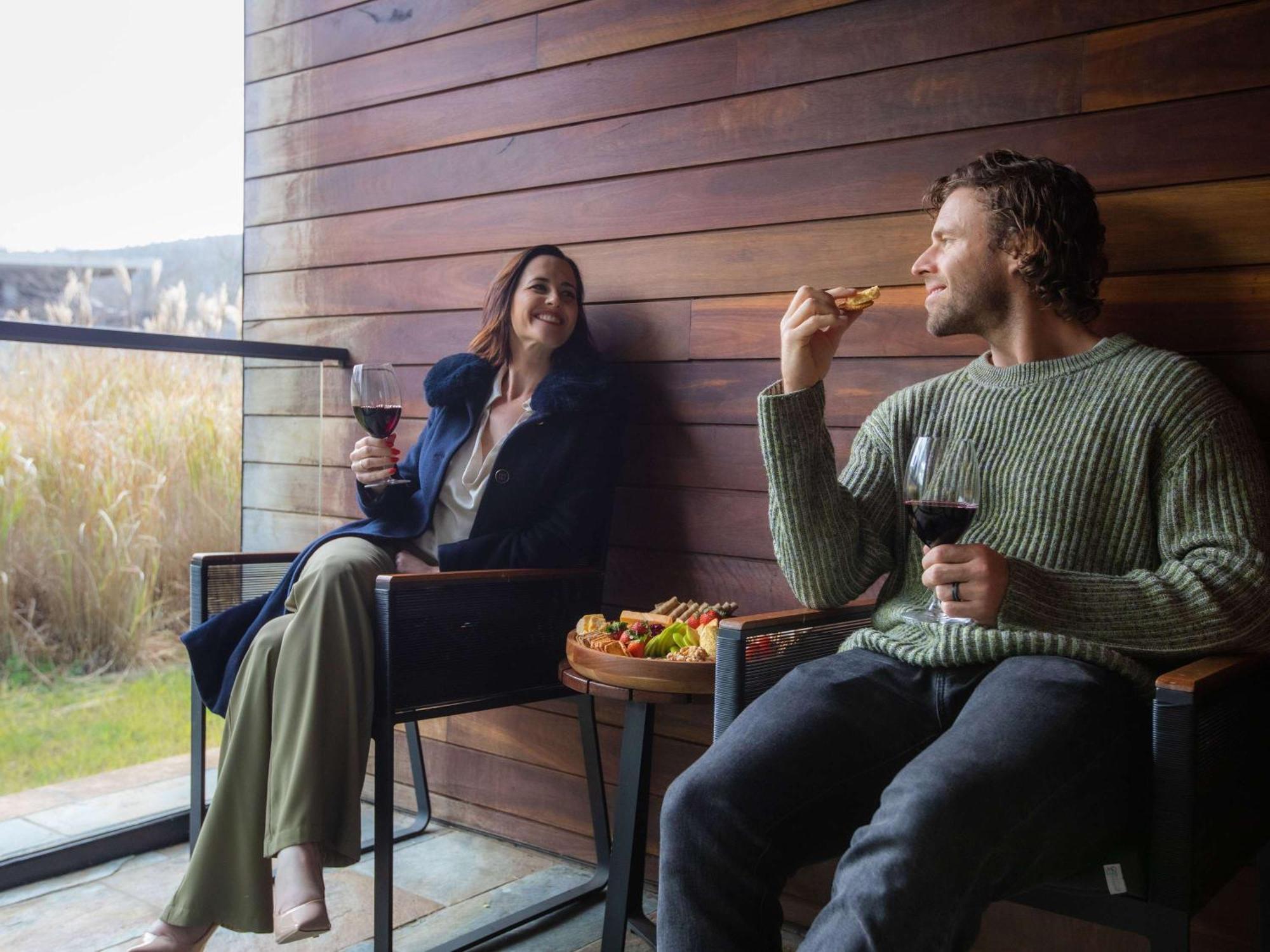 Peppers Marysville Bagian luar foto A couple enjoying a glass of wine at the 1905 Cellar